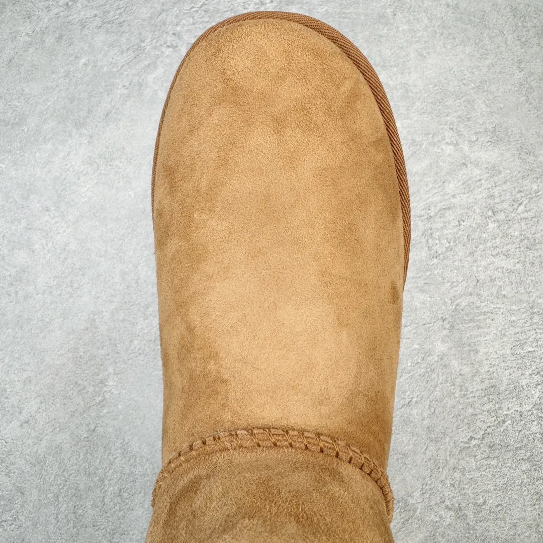 Pick up locally💰520 UGG 6422 Classic wooden buckle autumn and winter sheep fur integrated snow boots. All shoes are made from the same factory as ZP. Longfeng A-grade Australian imported sheep fur integrated women's boots. Brand OEM production line. Fully follow the ZP process. OEM original pattern maker. Adhering to the principle of no original shoes and no development selection. Pay attention to every detail. The most authentic version on the market. TREADLITE "Light Wing" technology outsole. Lightweight/durable/flexible/pile size: 35 36 37 38 39 40 Coding: by2936090